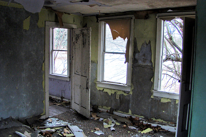 Inside an abandoned home in Centralia PA. Credit: Flickr/t3hwit