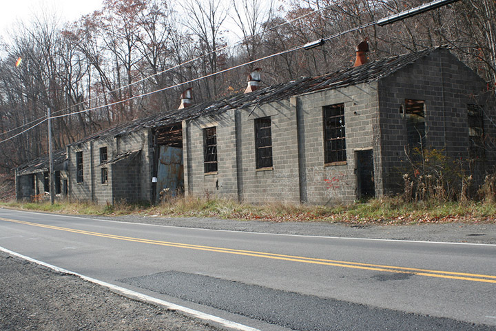 Coal miner wash house along Route 61 near Centralia in 2008. This was later torn down. Credit: Flickr/Mike Kalasnik